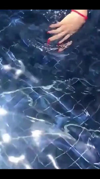 Nake schwimmen und ficken im pool