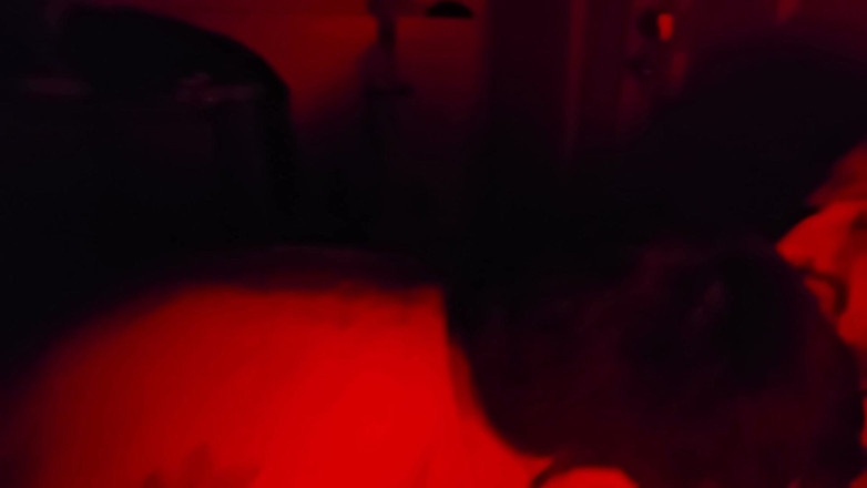 PoppaPig: Red Light Make Out