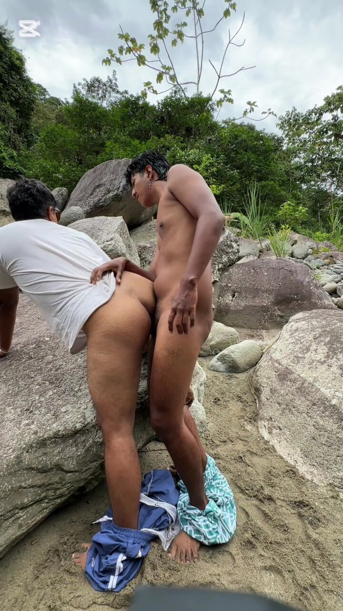 Deiby Latino: 야외에서 섹스하는 젊은 아마추어와 게이 라틴계 섹스