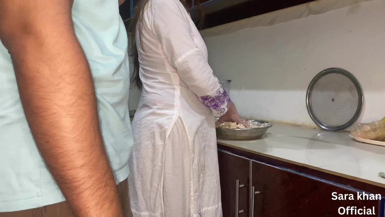 Sarakhan: Mi cuñada paquistaní ahora tiene hambre de mi polla (audio hindi)