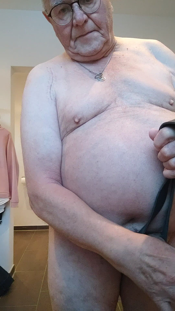 Karlchengeil: Играю с моим членом до и после душа