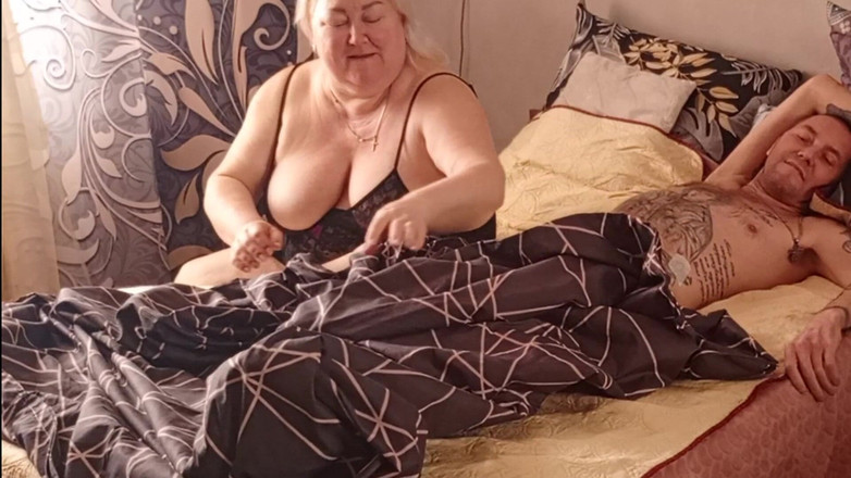 Zona901: J’ai partagé un lit avec ma belle-mère l’a baisée par...