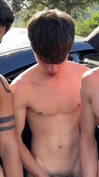 3 个未割包皮的 twinks 吮吸户外徒步旅行差点被抓包