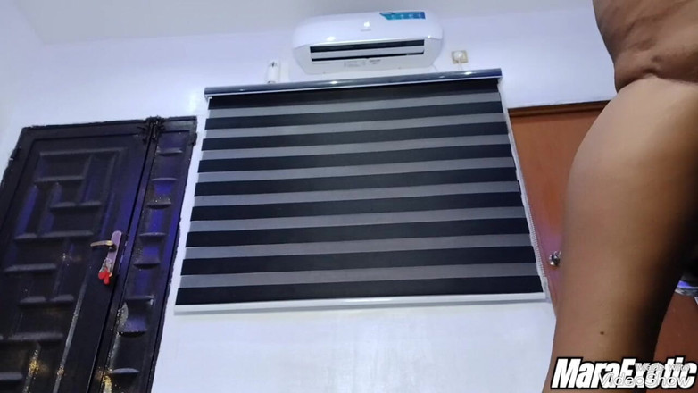 Mara Exotic: 自宅一人でオナニーし、ジューシーな潮吹きで床を濡らしました