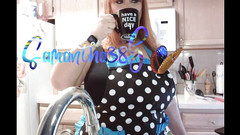 Samantha 38G: Samantha 38g membasuh pinggan dalam polka dot apron baru