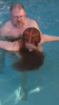 Sex în piscină în aer liber subacvatic cu roșcată cu părul lung Rapunzel milf
