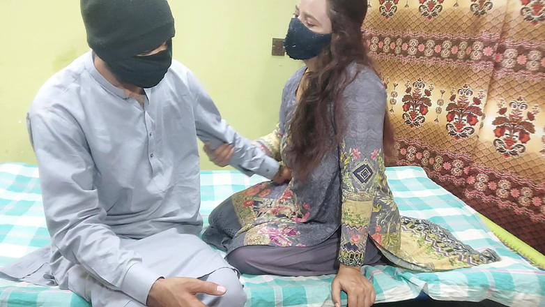 Pakistani CoupleX: 印度大鸡巴夫妇狗式自拍