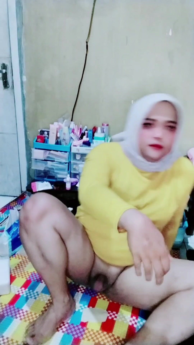 Ivvy Hijab Crossdresser, Wearing Jeans Then Masturbates (Ivvy Ivanka)