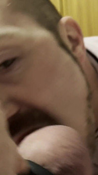 Manžílek kouří tátovi péro a dostane jeho odměnu