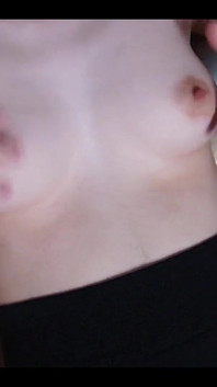 집에 혼자 있는 동안 젖꼭지 오르가즘을 느끼는 학생 처녀