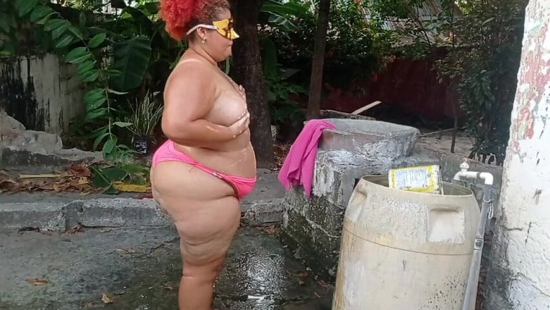 Gordita Culo Rico: Moja macocha dziwka bierze prysznic na patio