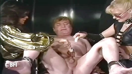 奴隶被他的两个情妇用来发泄