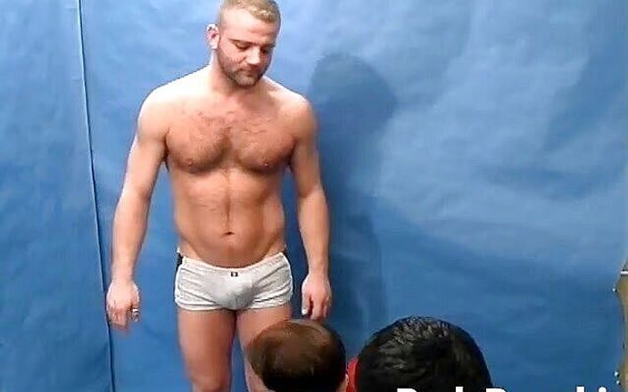 DudeDare: सेक्सी ट्विंक फोटो स्टूडियो में हार्डकोर गांड चुदाई को प्रसन्न करती है