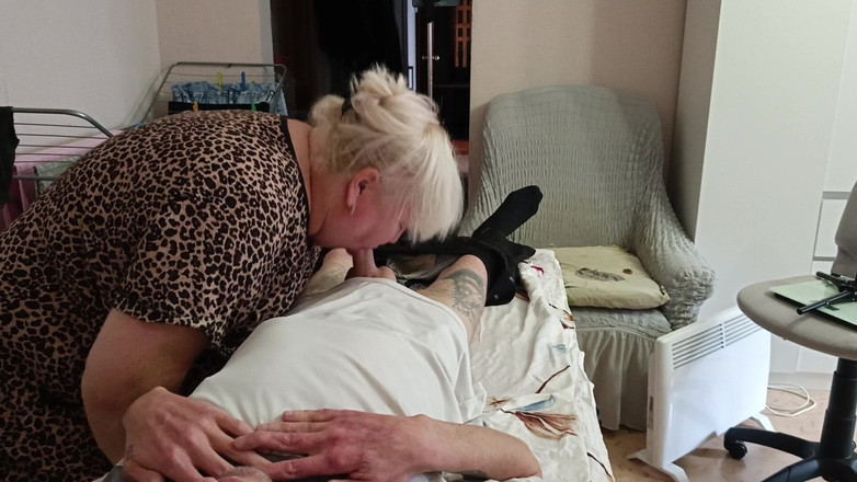 Zona901: Vizinho chupa e masturba meu pau na mesa de massagem...