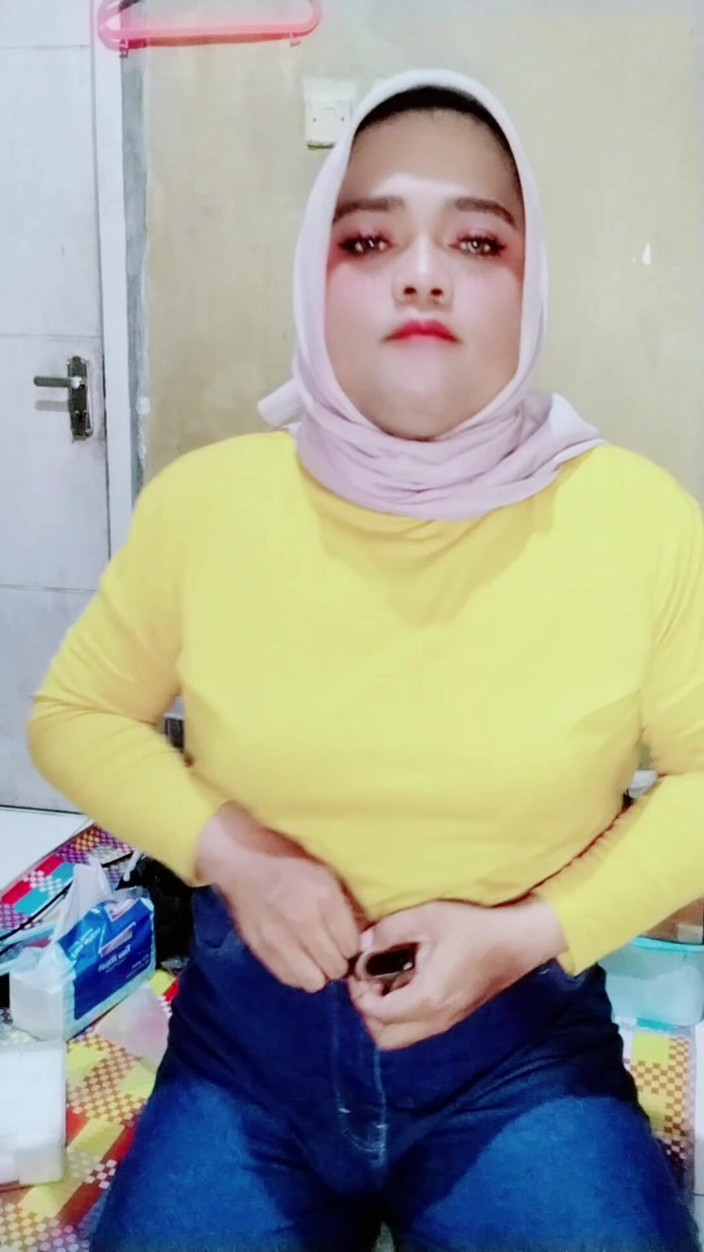 Ivvy Crossdresser: Ivvy hijab crossdresser, vestindo jeans, em seguida, se masturba