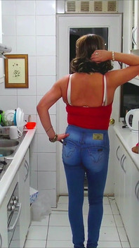 Amateur Crossdresser Fernanda Gomez Testin Push up Jeans