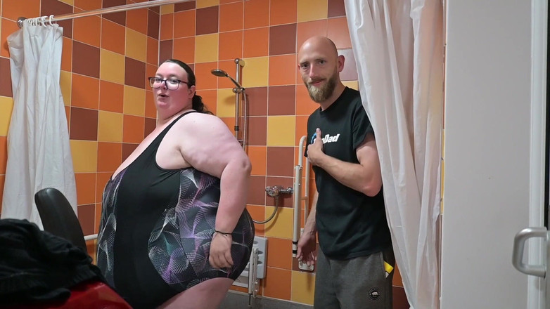 SSBBW Hunter: 쪼이는 수영복을 입은 SSBBW