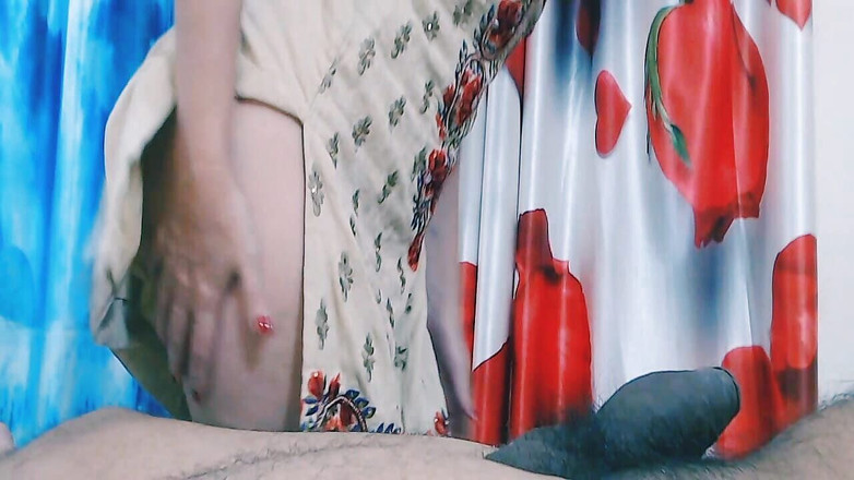 Bolly Karma: Ladná MILF zachází se zadky