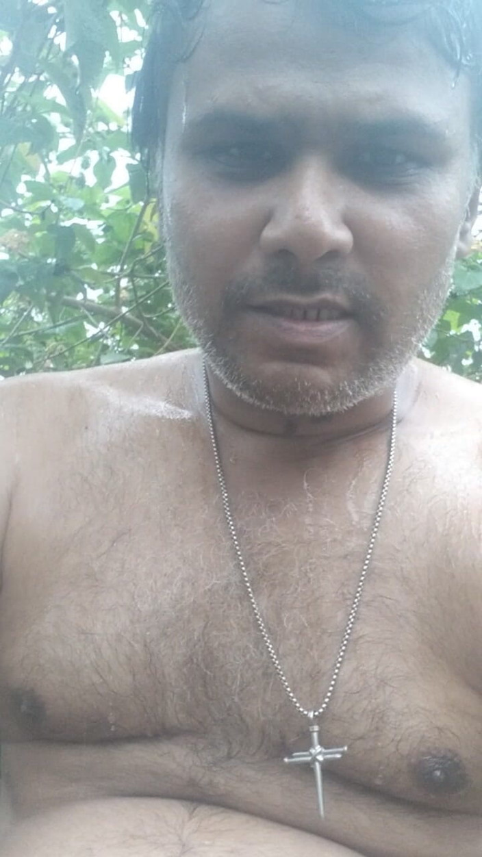 Nani Top: Nackter dreier-sex in einem offenen wald ...