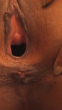 Saya suka bermain dildo di dalam adik tiri latina nakal saya