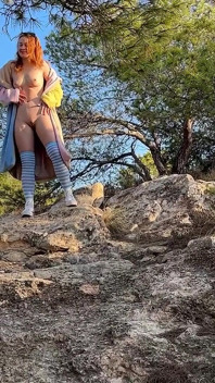 Caminata desnuda al aire libre con abrigo en las montañas!