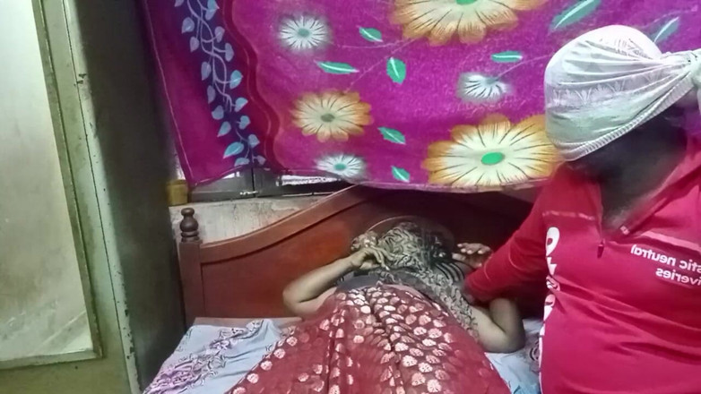 Tamil Anti Uma: 送货员勾引并获得兴奋的视频