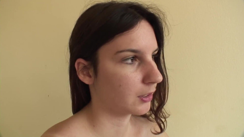 Toy Sluts: Amatör esmer eşyalarını gösteriyor