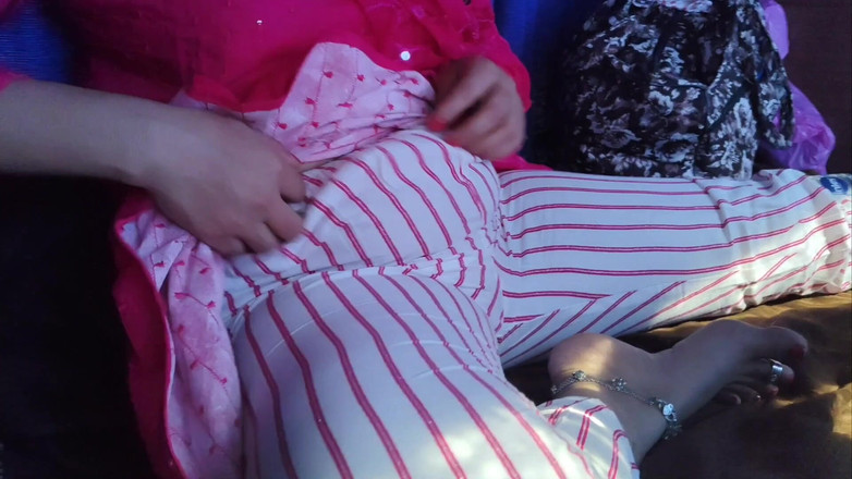 Khushboobhabi: 달리는 버스에서 옷을 바꾸는 소녀