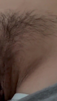 小さな毛むくじゃらティーン(18 +)は彼女の毛むくじゃらの茂みとスキニーのお尻で私の顔に座っていました(処女女王様顔面騎乗)