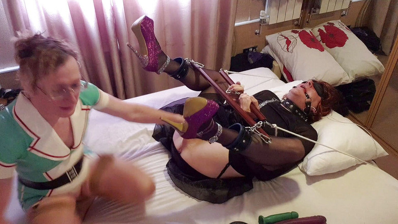 Lucy Essex CD: Lucy Essex CD लेटेक्स नर्सों की वर्दी में Lisa द्वारा बांधी और नकली लंड बांधकर गांड चुदाई की जाती है