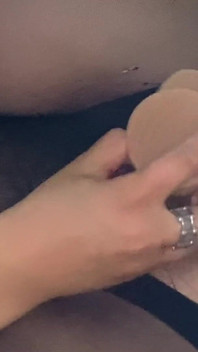 După ce a fost ejaculată, o păsărică da se fute cu penisul de cauciuc plin de spermă
