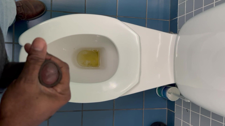 Jamaican Cock: Дрочить в офісному туалеті