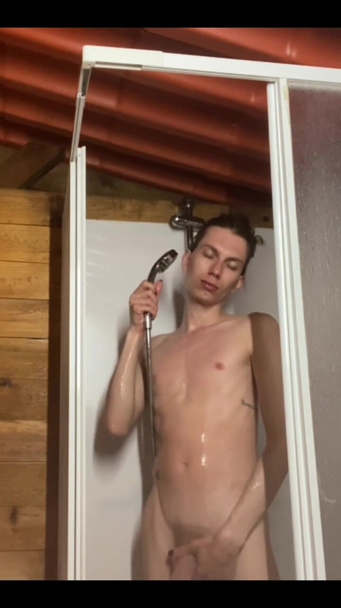 iamtonyrey: Franse femboy neemt een hete douche en speelt met zijn...