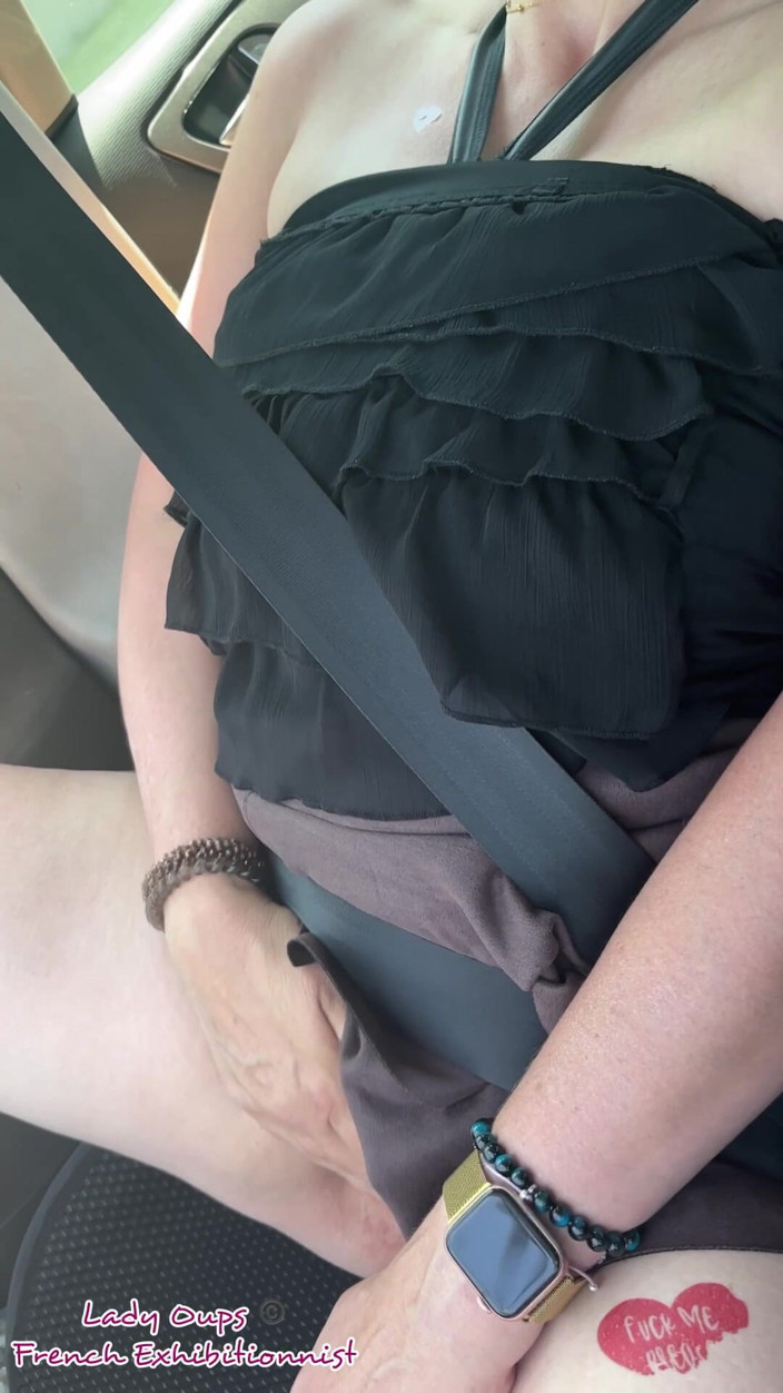 Lady Oups: Vrouw Slet Vrouw Fontein in Auto