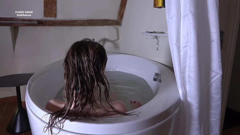 Faith Eros: Washing Hair and Dipping While Doing Live Show