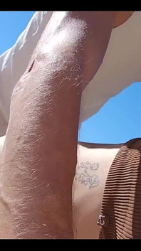 Il me baise sur la plage