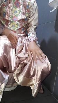 Crossdresser vestindo cetim set masturbação