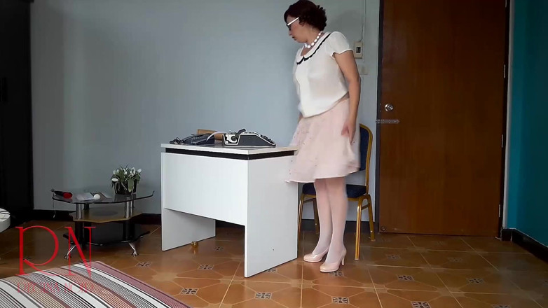 Regina Noir: Sekretarz. sexretary. Bez majtek milf w biurze. Nagie biuro. Naga...