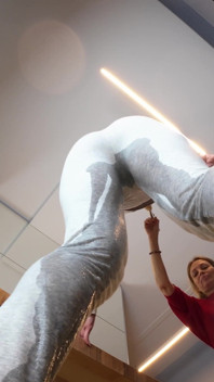 Eva Elle bagna i suoi leggings mentre viene maltrattata