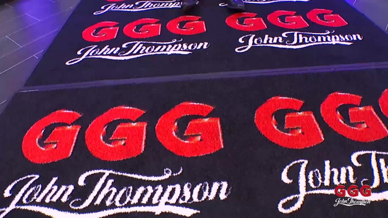 GGG John Thompson: Si rambut merah Azura Alii dalam pakaian jala menunjukkan kemahiran...