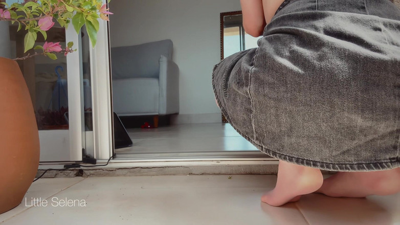 little_selena: バルコニーでのソロハードコアアナルフィスト