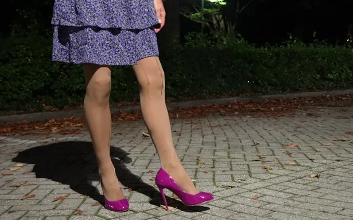 Loreley add: I Piss in 2 Pantyhose and 2 Latex with High Heels