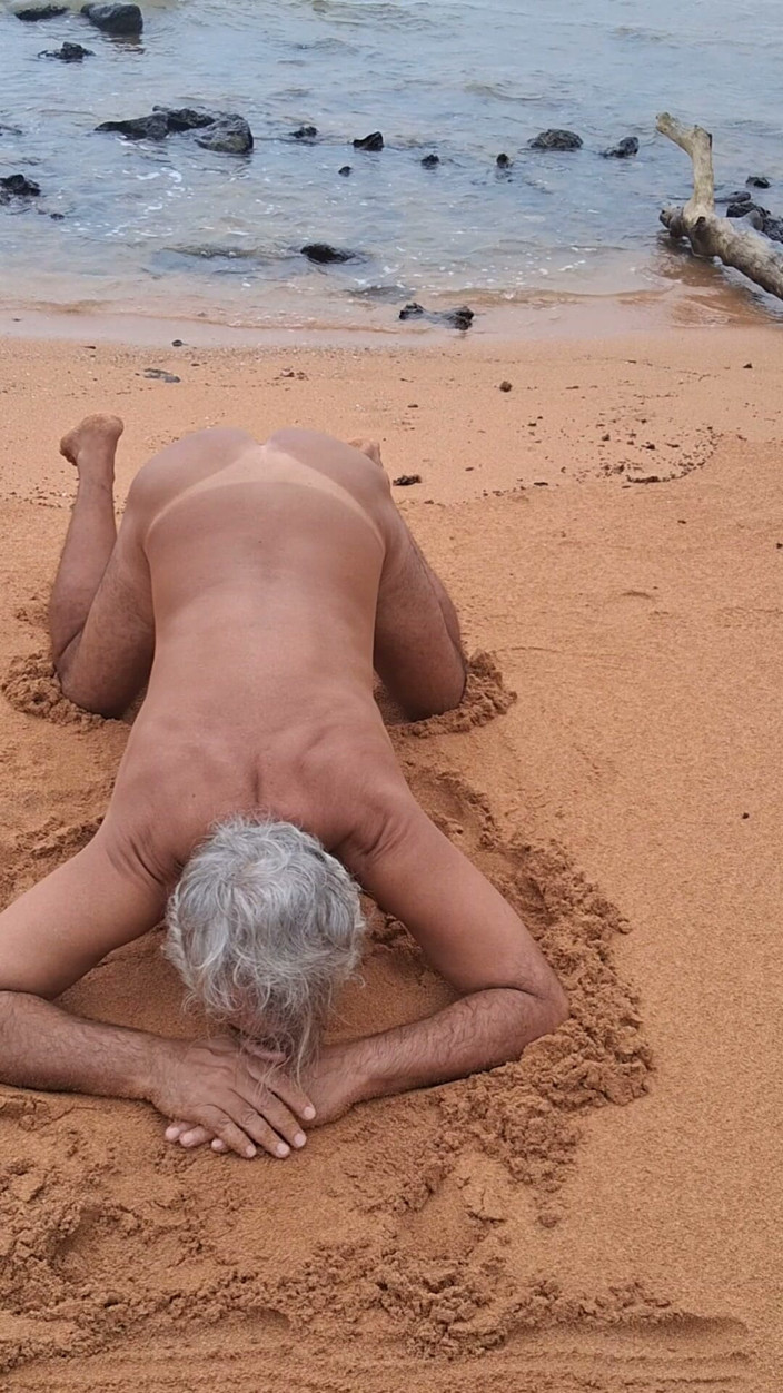Ladysilvas: Ladysilva na pláži nahá předvádí svůj velký sexy zadek opálený...
