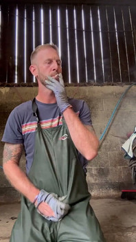 Contadino si masturba con un attrezzatura da lavoro sporca