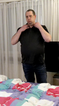 Softcore en blauen jeans im Schlafzimmer