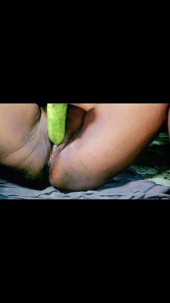 Sadia vabi: Chubby Masturbates with Huge Cucumber
