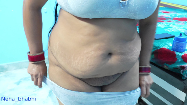 Neha bhabhi0832: Hôm nay tôi tắm cho chị dâu của tôi khỏa...
