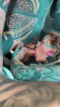 Anální milující hippie je ošukaná a pokrytá mrdkou tetovaným chlapem s velkým ptákem