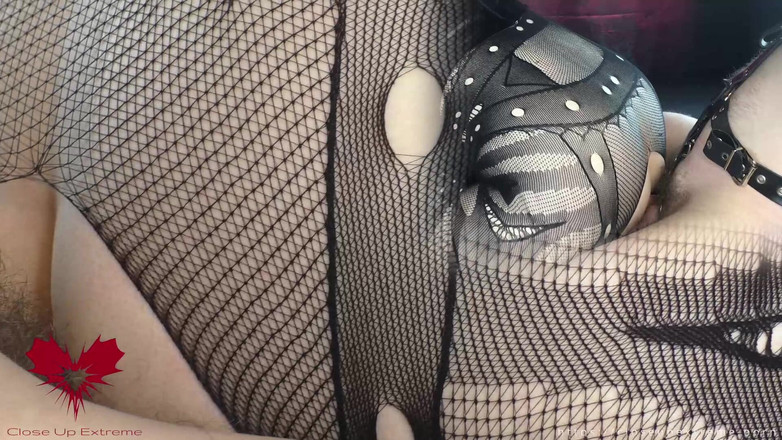 Close Up Extreme: Primo piano di una scopata da dietro. Lilith massaggia il...