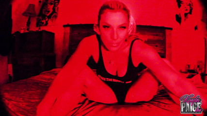 Kayla Paige: Kayla Paige katil saya dalam pakaian merah!